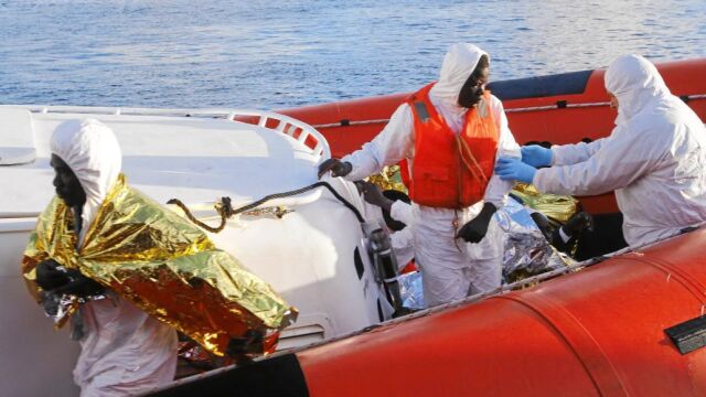 Un bote italiano rescata el miércoles a nueve inmigrantes supervivientes del naufragio de su embarcación frente a la isla de Lampedusa. Se estima que unos 330 irregulares se habrían ahogado en las aguas del Canal de Sicilia