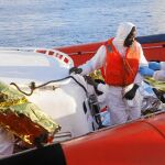 Un bote italiano rescata el miércoles a nueve inmigrantes supervivientes del naufragio de su embarcación frente a la isla de Lampedusa. Se estima que unos 330 irregulares se habrían ahogado en las aguas del Canal de Sicilia