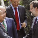 El presidente del Gobierno, Mariano Rajoy (c), saluda al presidente del Banco Santander, Emilio Botín (i), en una imagen de archivo.