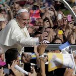 El Papa saluda a la multitud a su llegada a Caserta, en el sur de Italia.