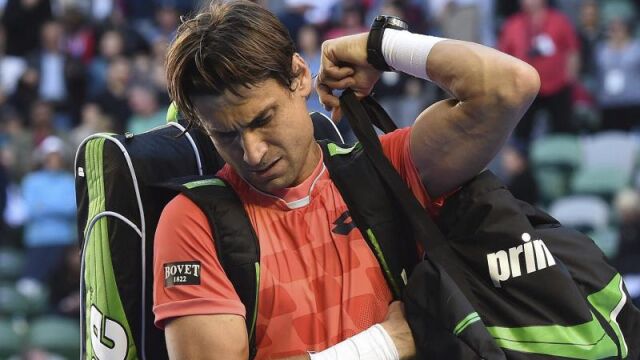El tenista español David Ferrer reacciona al ser derrotado por el japonés Kei Nishikori