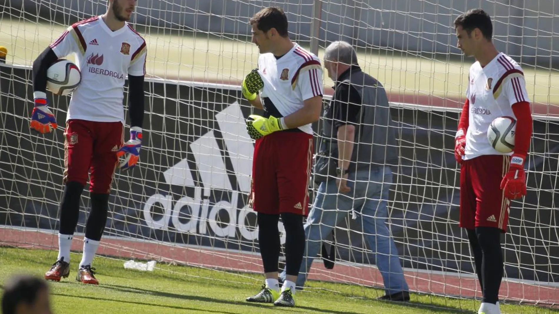 Los guardametas de la selección nacional de fútbol David de Gea (i), Iker Casillas (c) y Sergio Rico