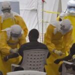 Personal sanitario atiende a pacientes con ébola en Monrovia (Liberia), una de las zonas más afectadas.