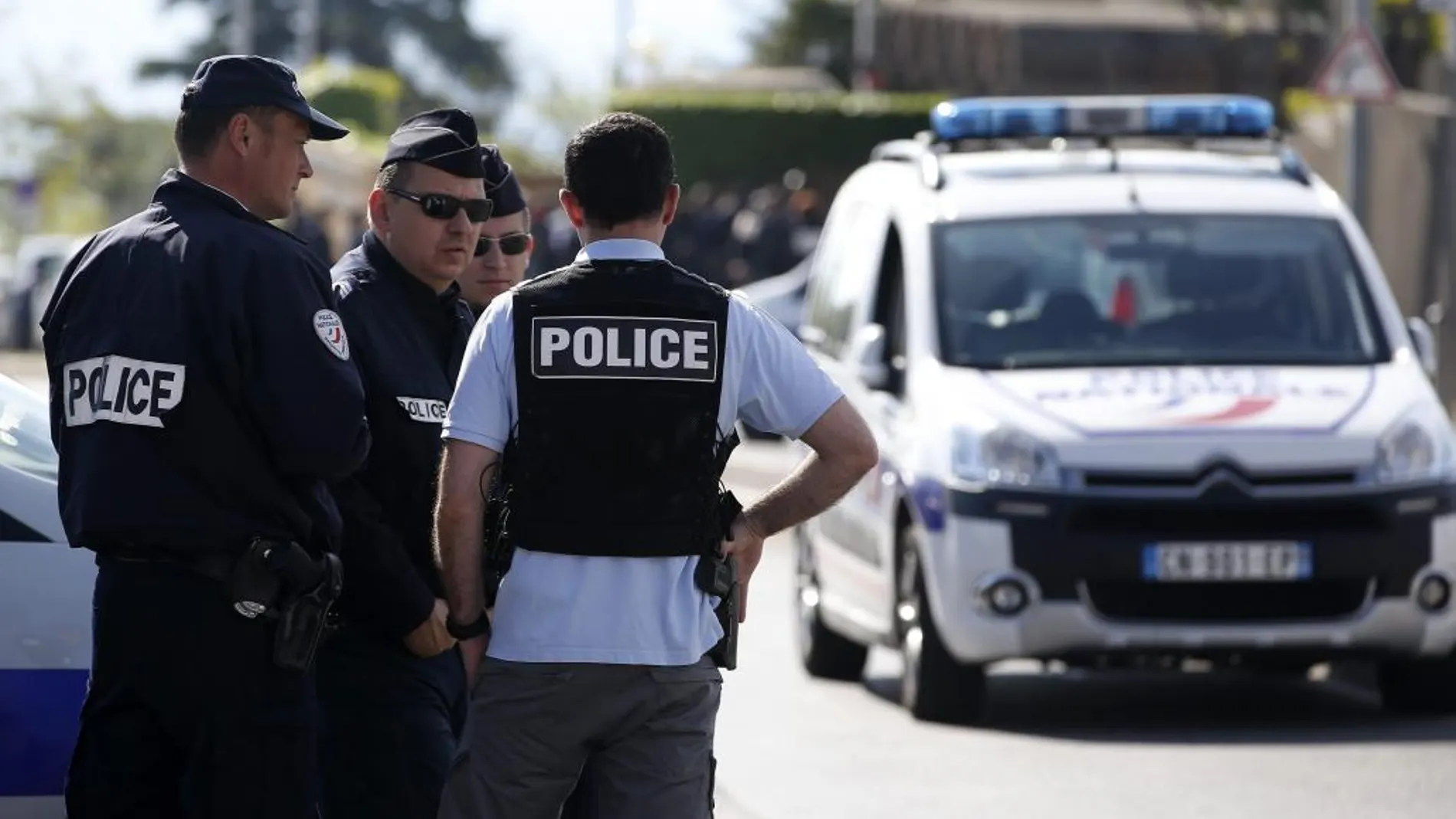 Agentes de la policía francesa investigan las causas del siniestro.