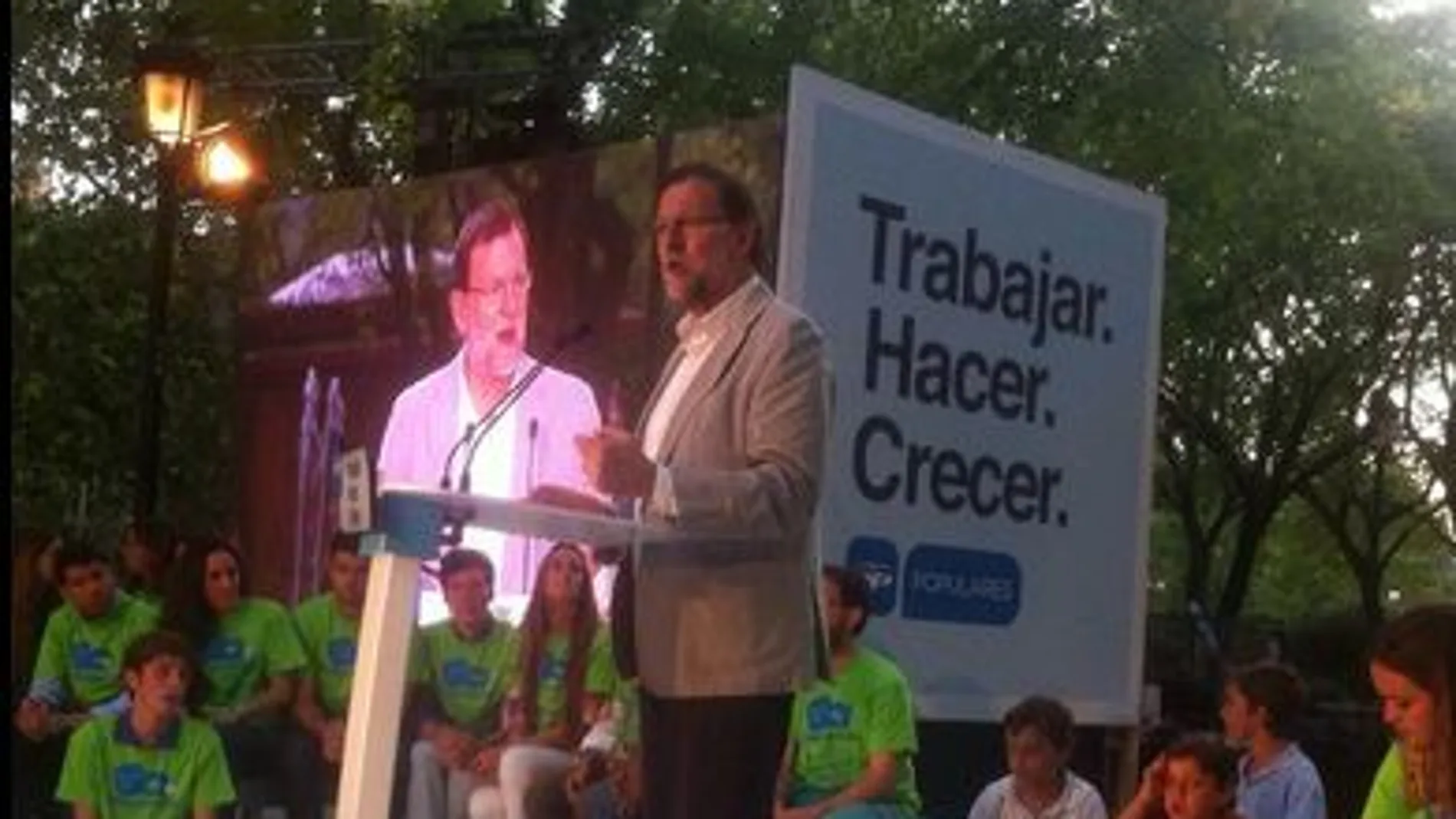 El presidente del Gobierno y del Partido Popular, Mariano Rajoy, en el acto de Sevilla