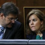 La vicepresidenta del Gobierno, Soraya Sáenz de Santamaría, conversa con el ministro de Justicia, Rafael Catalá, durante la sesión de control al Ejecutivo