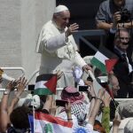 El papa Francisco saluda a los fieles que han asistido a la canonización de dos santas palestinas.