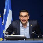 El primer ministro giriego, Alexis Tsipras, toma asiento para la rueda de prensa posterior a la cumbre