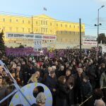 Miles de griegos han llenado la plaza Syntagma de Atenas