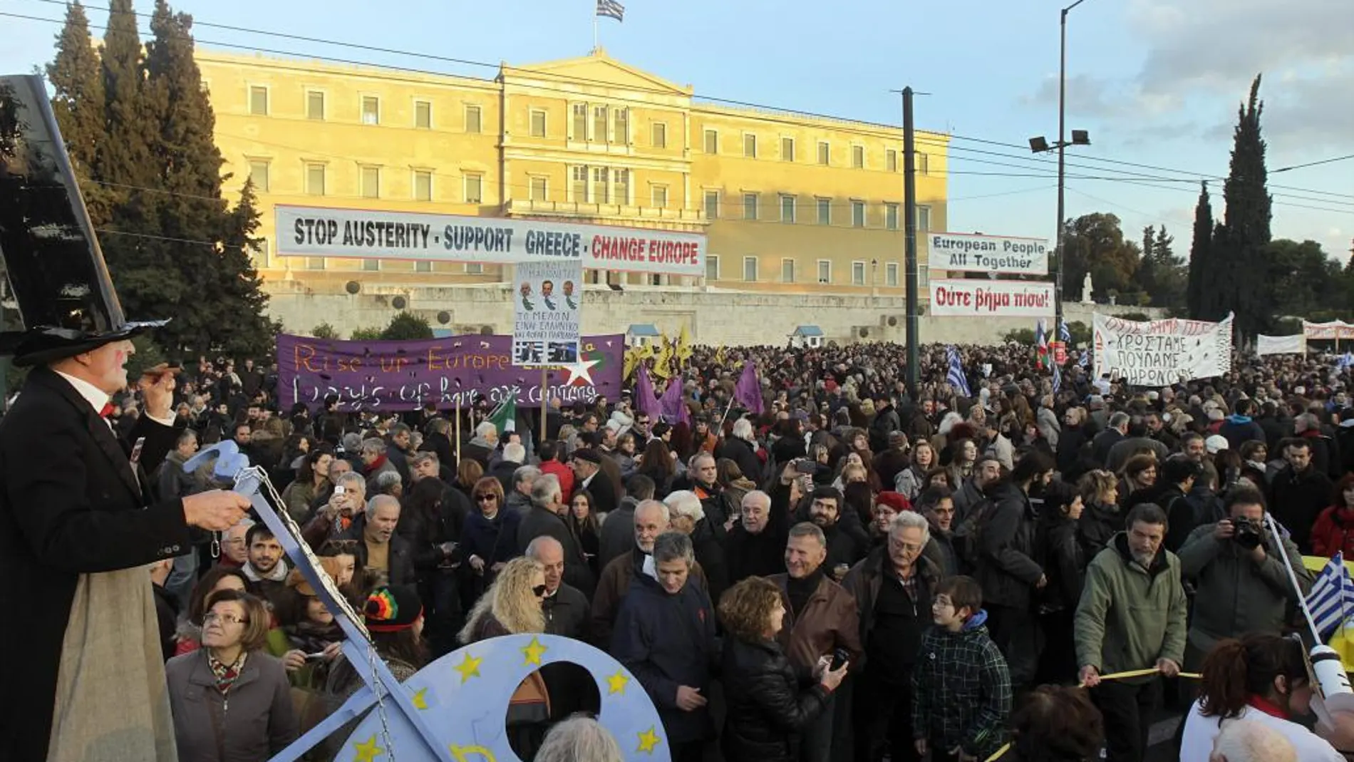 Miles de griegos han llenado la plaza Syntagma de Atenas