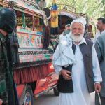 Talibanes paquistaníes armados esperan a sus compañeros mientras abandonan el distrito de Buner