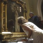 Ana Botella besa la imagen de la Virgen de la Paloma