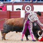 Derechazo de Miguel Abellán al cuarto toro de la tarde, de la ganadería de Jandilla