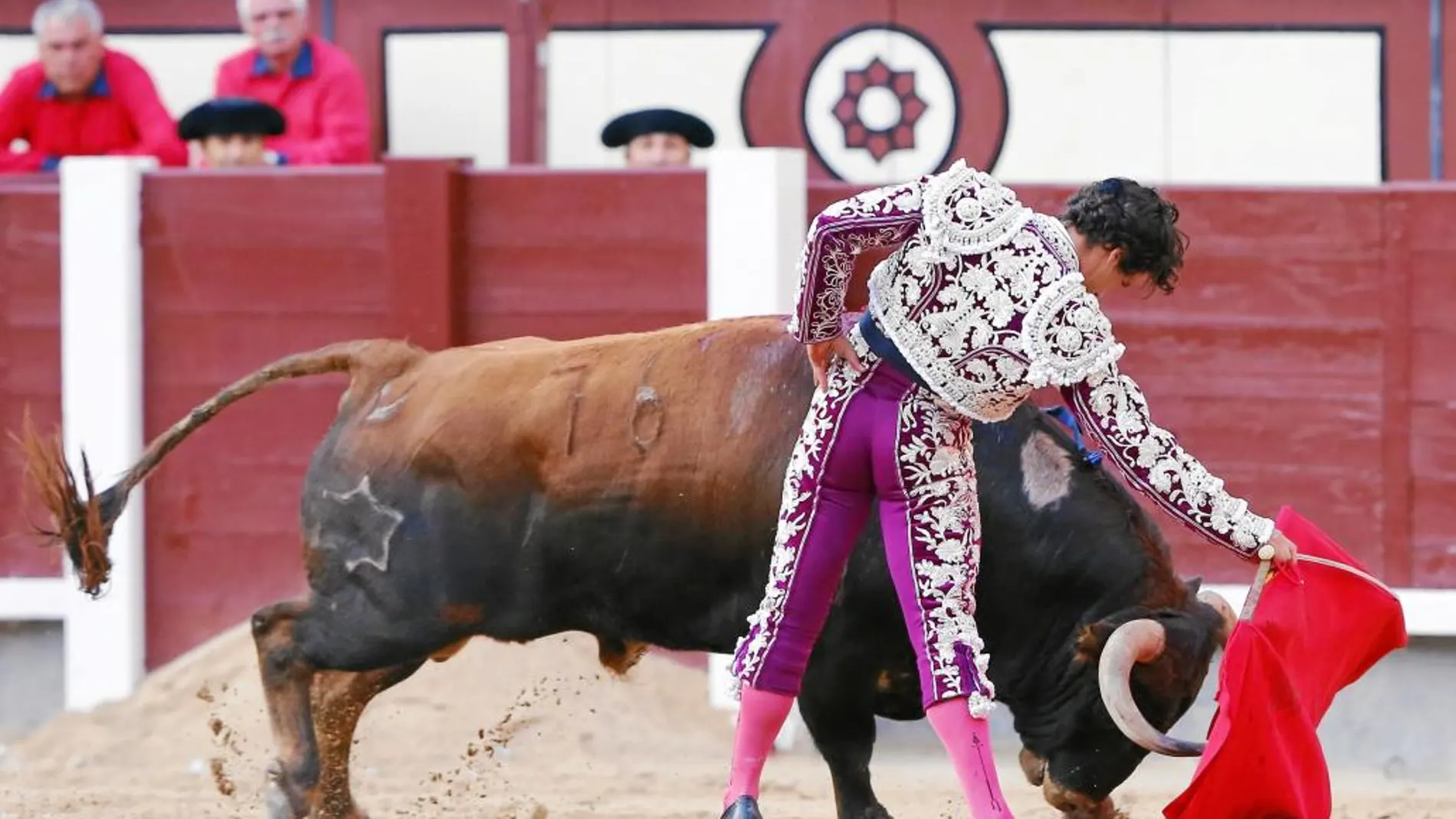 Derechazo de Miguel Abellán al cuarto toro de la tarde, de la ganadería de Jandilla