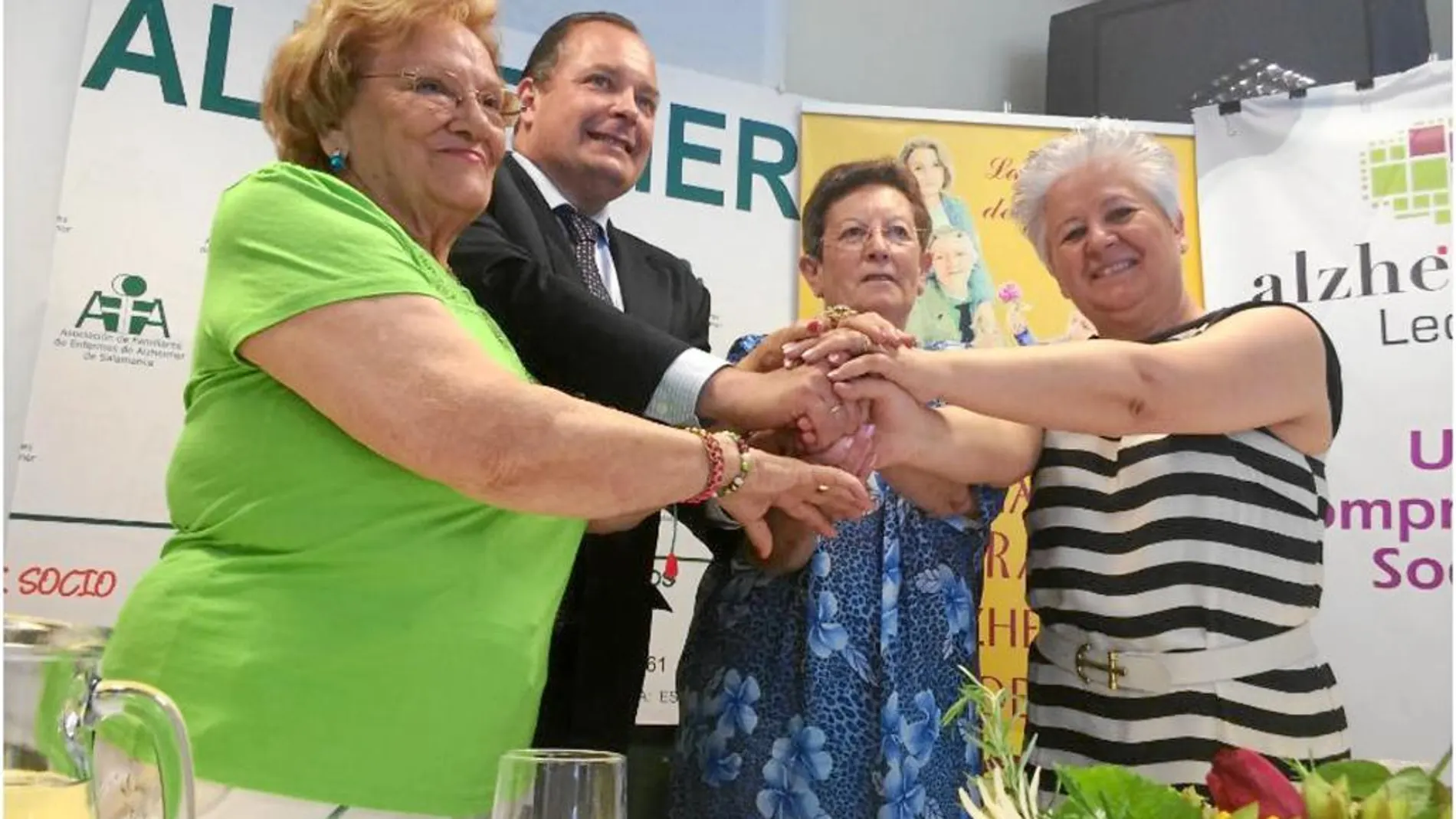 Representantes de las tres asociaciones y de La Caixa tras firmar el acuerdo ayer en Salamanca