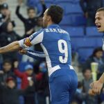 El delantero del Espanyol Sergio García celebra con su compañero Abraham