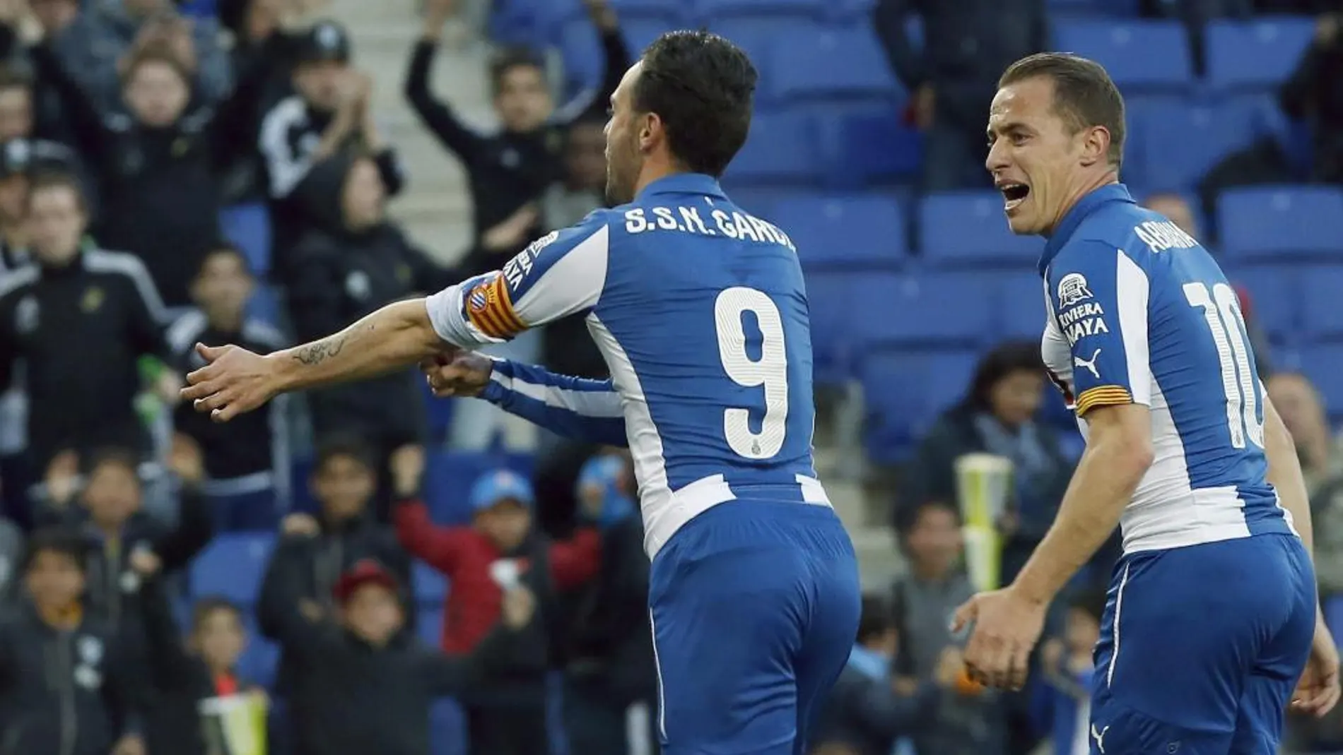El delantero del Espanyol Sergio García celebra con su compañero Abraham
