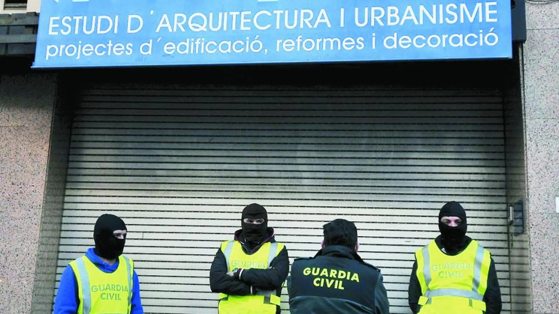 Los agentes de la Guardia Civil registraron varios domicilios y oficinas en Lloret