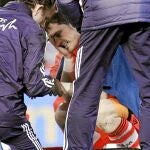 Casillas no puede disimular el dolor en la mano izquierda mientras le atiende el médico
