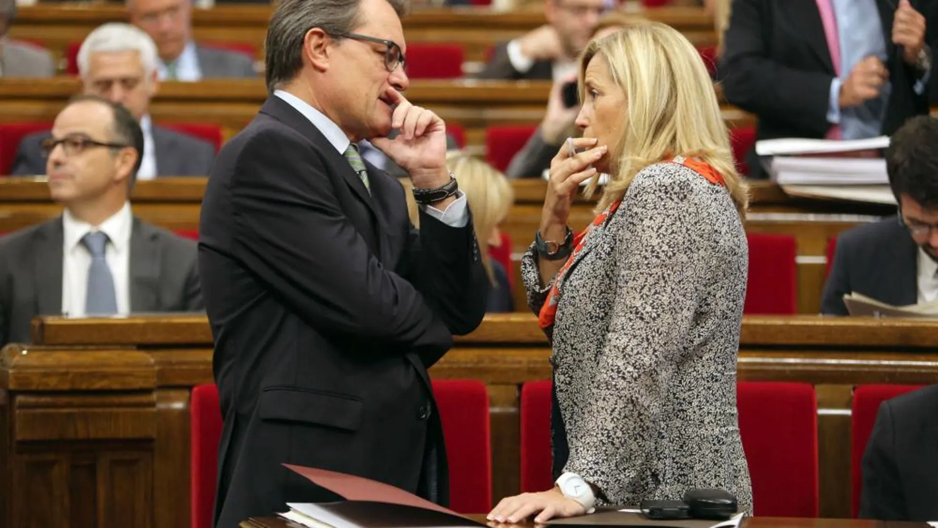 El presidente de la Generalitat de Cataluña, Artur Mas, y la vicepresidenta, Joana Ortega, al inicio de la sesión de control del Parlament, la primera celebrada tras la suspensión cautelar de la convocatoria de la consulta soberanista del 9N.