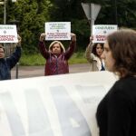 La presidenta de(Covite, Consuelo Ordóñez (c), Pilar Ruiz (i) y Laura Martín, durante su protesta frente a la cadena humana contra de la presencia de la Guardia Civil que ha rodeado hoy el cuartel de la Benemérita de Oñati, organizado por "Fan Hemendik".