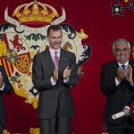 El Rey Felipe VI aplaude al torero Juan Padilla tras recibir un galardón