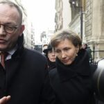 La viuda de Alexander Litvinenko, Marina Litvinenko, y uno de sus abogados, a su llegada a los juzgados Royal Courts of Justice de Londre