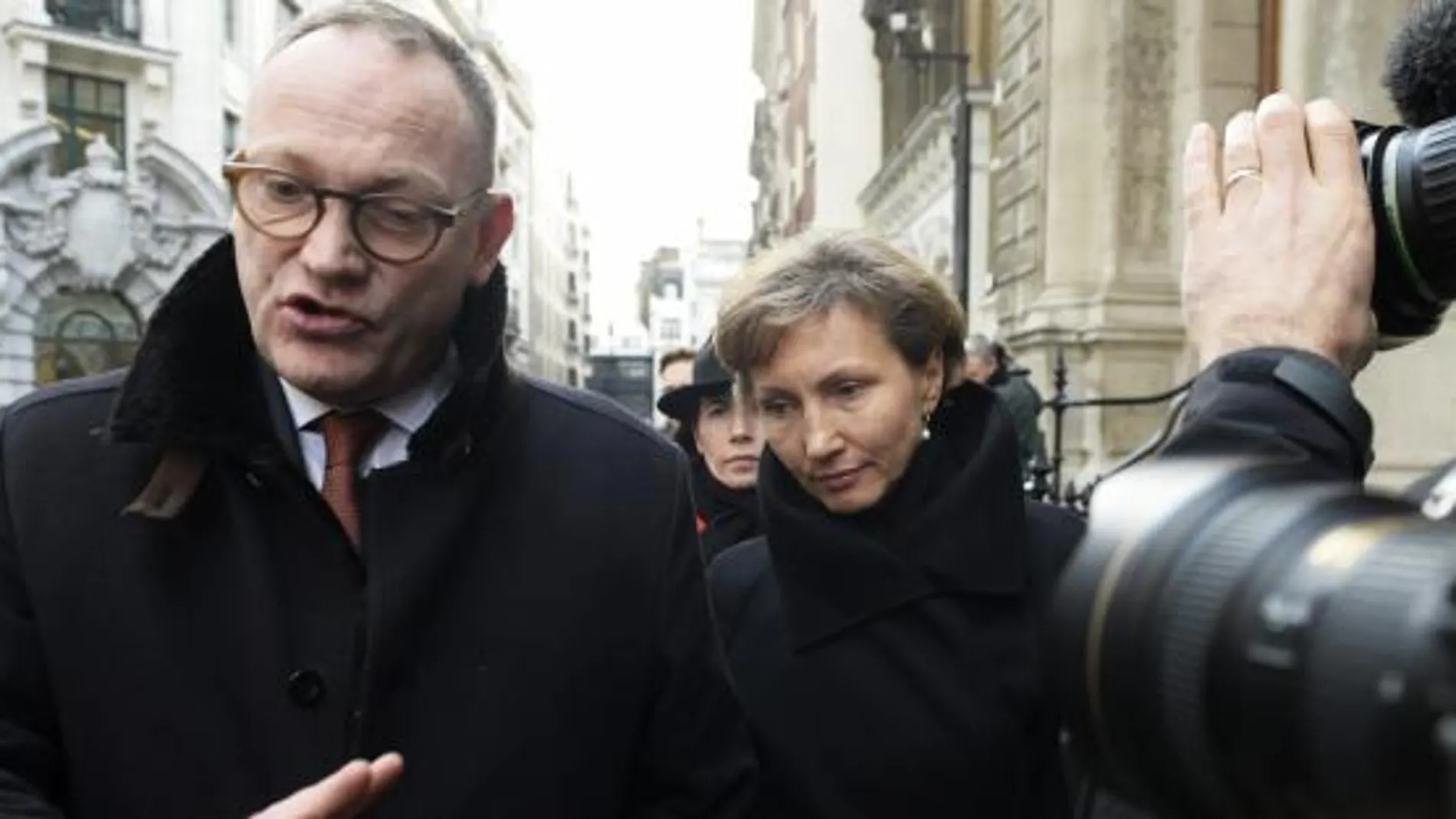 La viuda de Alexander Litvinenko, Marina Litvinenko, y uno de sus abogados, a su llegada a los juzgados Royal Courts of Justice de Londre