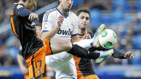 Khedira disputa una pelota con el valencianista Guardado, que marcó el segundo gol en propia portería