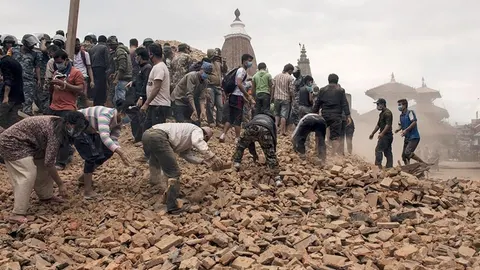 Voluntarios y servicios de emergencia se afanan por encontrar supervivientes