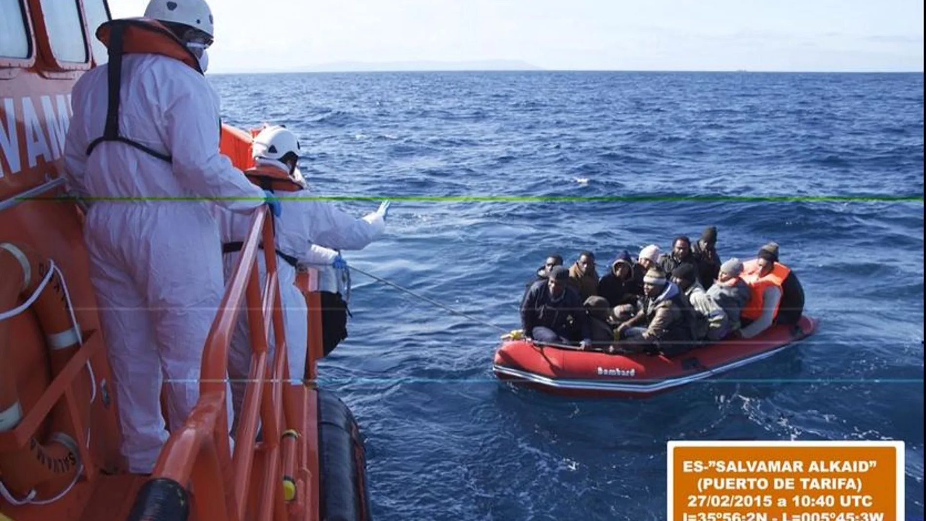Imagen de la patera rescatada esta mañana en el Estrecho con 22 ocupantes, todos varones