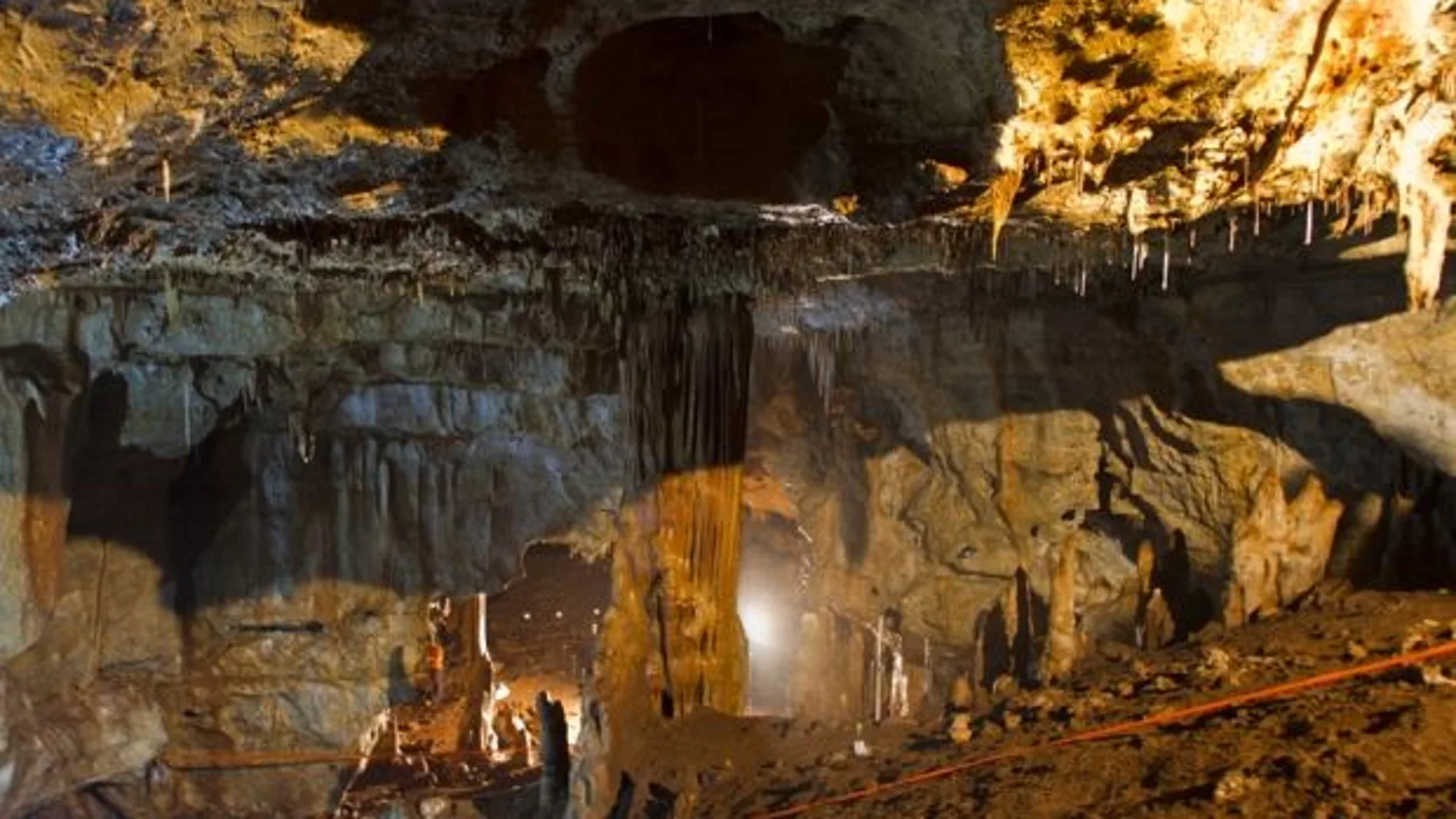 Manot es una cueva prehistórica con una impresionante secuencia arqueológica y espectaculares espeleotemas