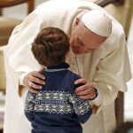 El Papa besa a un niño durante el encuentro con las familias
