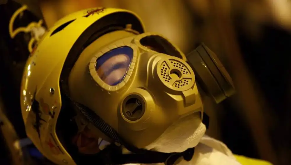 Un manifestante con una máscara antigas en Hong Kong