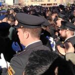 Agentes de todos los Cuerpos y Fuerzas de Seguridad aplaudieron al cortejo fúnebre a su salida de Canillas