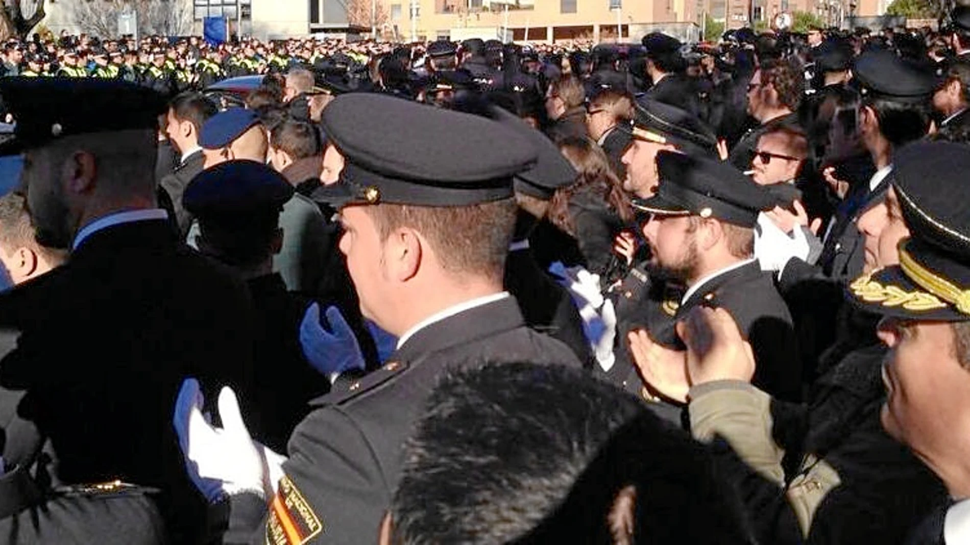Agentes de todos los Cuerpos y Fuerzas de Seguridad aplaudieron al cortejo fúnebre a su salida de Canillas