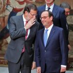 Rajoy y Hollande buscan su posición para la foto de familia en el palacio del Elíseo de París