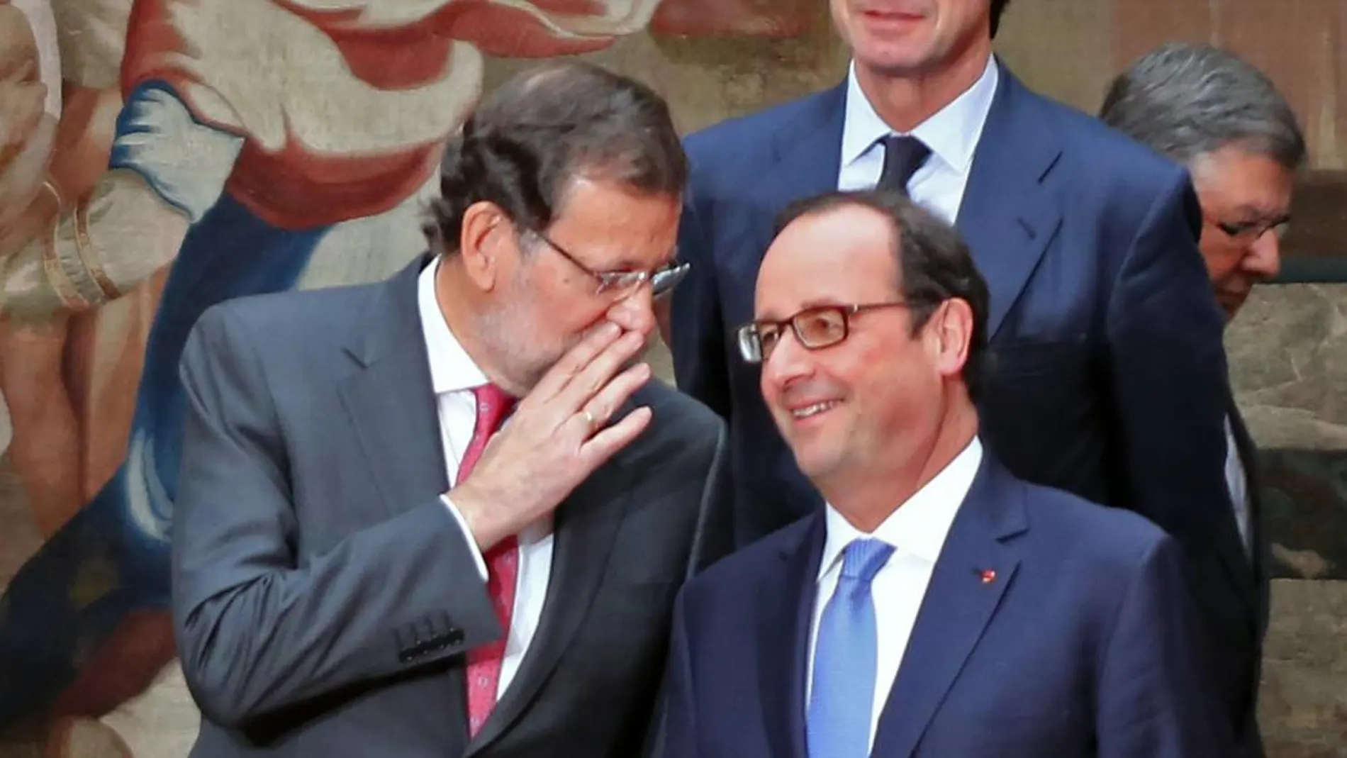 Rajoy y Hollande buscan su posición para la foto de familia en el palacio del Elíseo de París