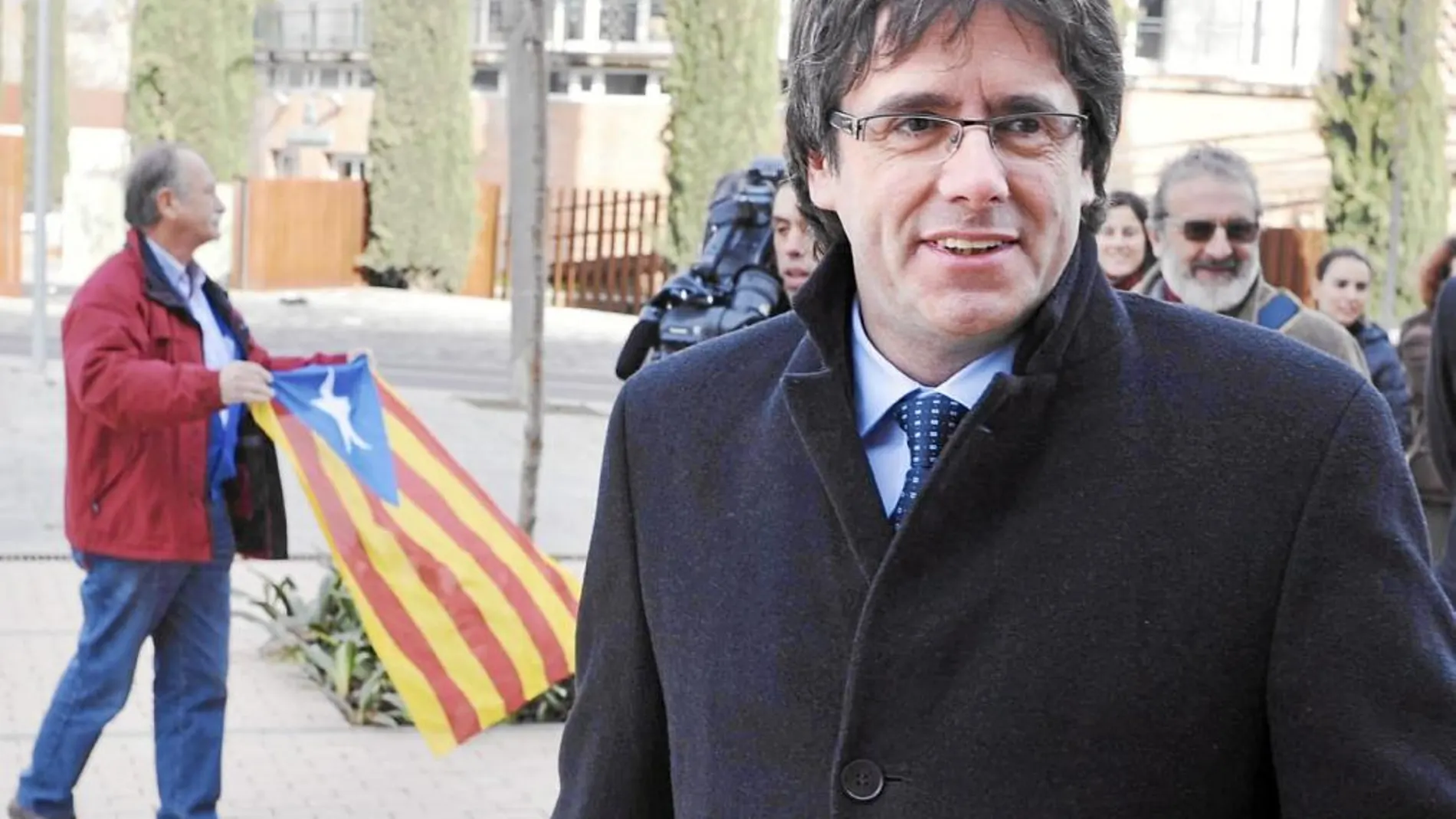 En la imagen, el alcalde convergente de Girona, Carles Puigdemont, ayer en la entrada de la Audiencia provincial