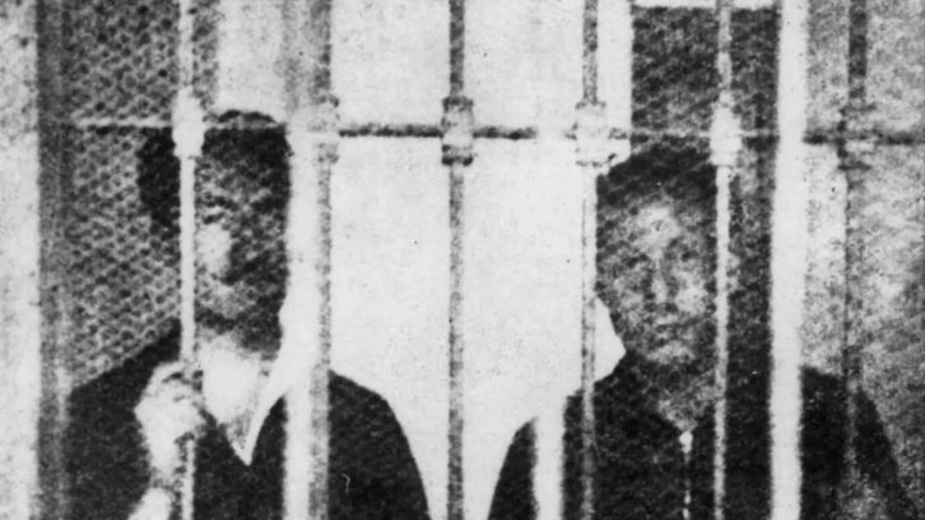 José Antonio Primo de Rivera –a la derecha– y su hermano Miguel en la prisión de Alicante, donde ingresó el 15 de marzo de 1936