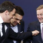 El primer ministro italiano, Matteo Renzi, bromea con sus homólogos griego e irlandes. Alexis Tsipras y Enda Kenny en Bruselas