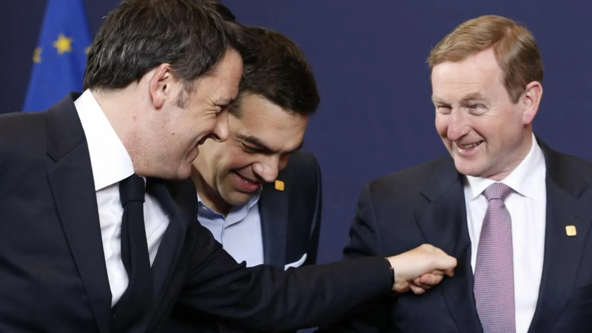 El primer ministro italiano, Matteo Renzi, bromea con sus homólogos griego e irlandes. Alexis Tsipras y Enda Kenny en Bruselas