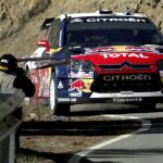 Loeb sigue líder y Hirvonen adelanta a Sordo