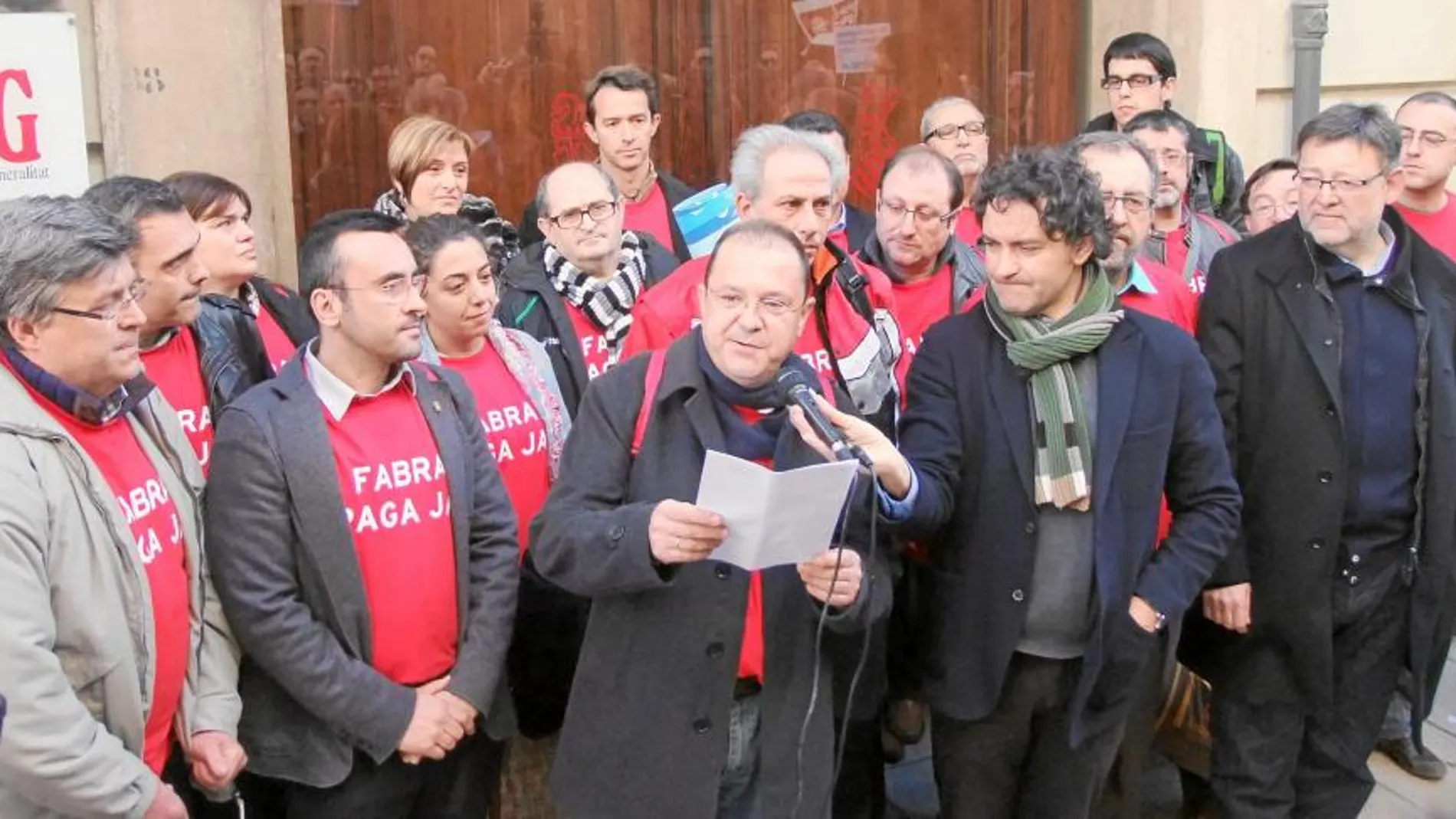 El alcalde de Vila-real, segundo por la izquierda, tras abandonar el encierro de 24 horas en la Casa del Caragols