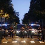 Efectivos de los mossos d'esquadra mantienen, junto a la Policía Nacional, un dispositivo de seguridad ante la sede en Barcelona de la Delegación del Gobierno en Cataluña.