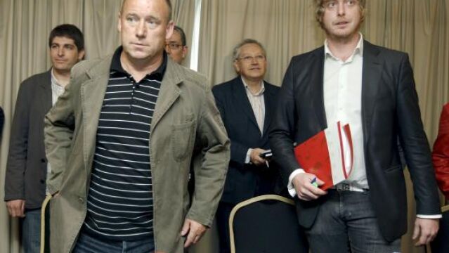 El coordinador general de Aralar en Navarra, Txentxo Jimenez (i) y el presidente de EA en Navarra, Maiorga Ramírez, en la rueda de prensa para dar a conocer el acuerdo que ambas formaciones han firmado para seguir integrando la coalición Nafarroa Bai