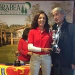 María Orueta, con el trofeo