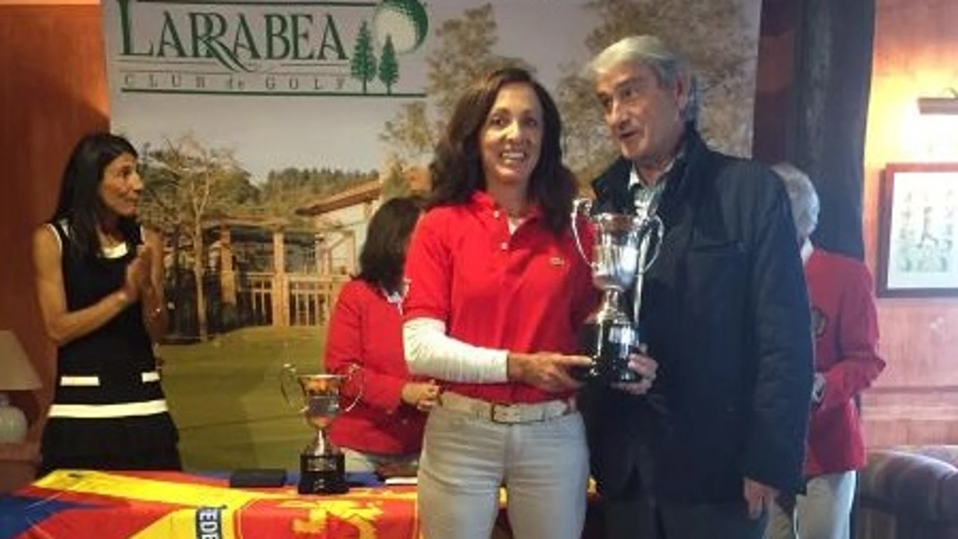 María Orueta, con el trofeo