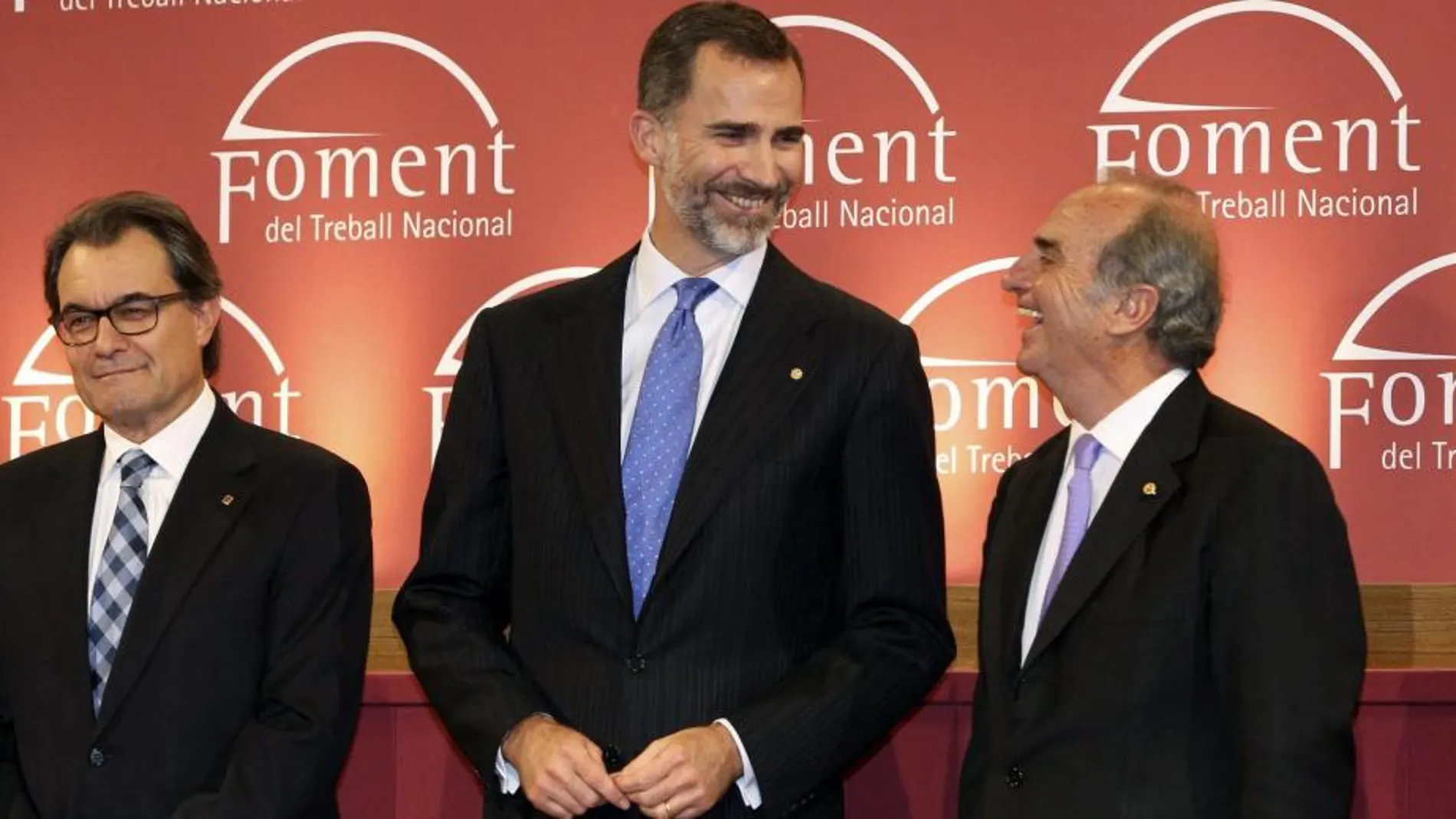 Felipe VI, junto a Artur Mas (i), y el presidente de la patronal Foment del Treball, Joaquim Gay de Montellà.