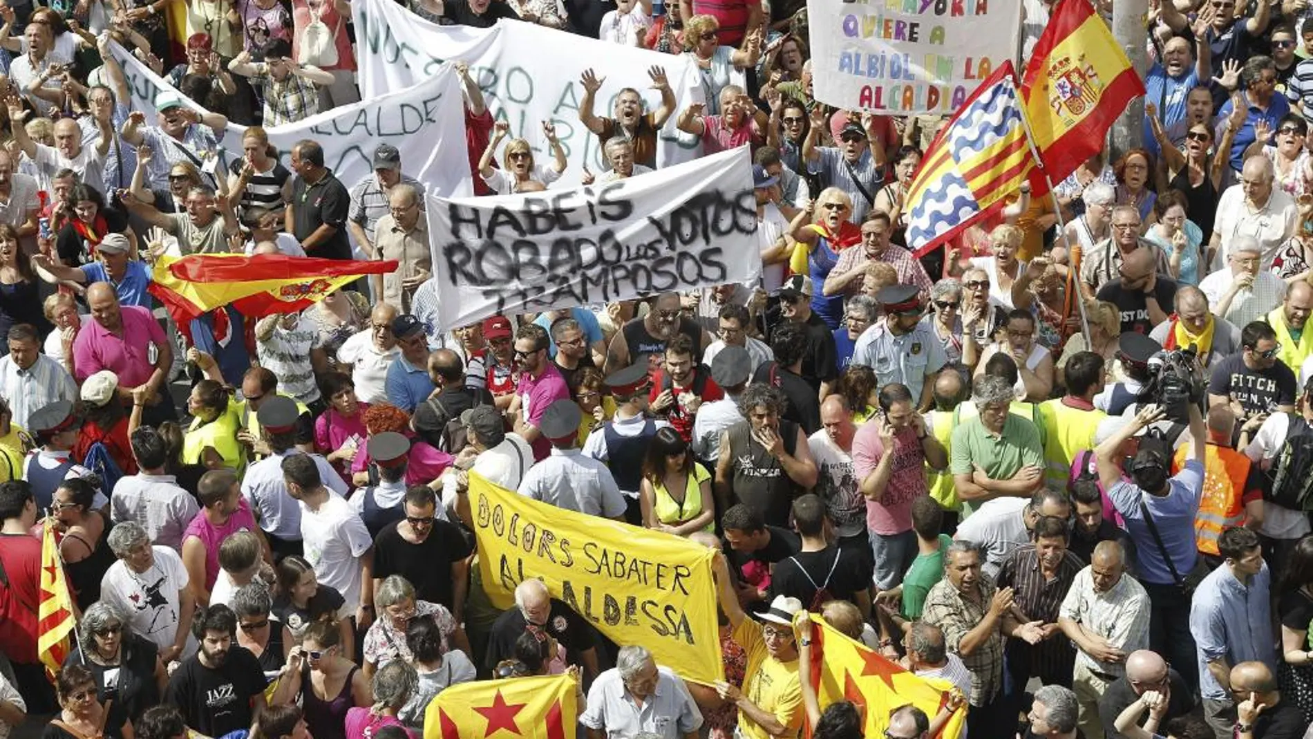 La Plaza de la Vila se ha llenado con ciudadanos partidarios de Dolors Sabater y de García Albiol (PP), que con pancartas, banderas y silbatos han respaldado a sus candidatos, produciéndose algún momento de tensión.